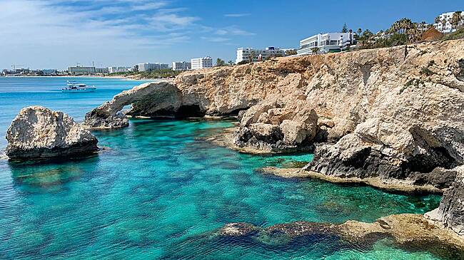 Умерли с разницей в пару дней: что известно о загадочной смерти россиян на Кипре