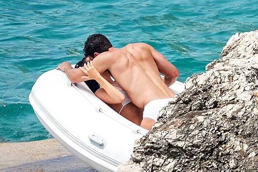 Популярного актера сняли в трусах