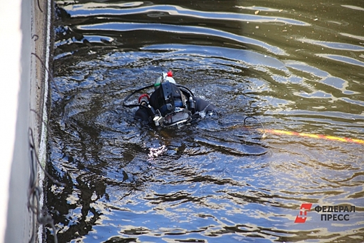 В Карелии к поискам упавшего в Онежское озеро вертолета МЧС подключили водолазов