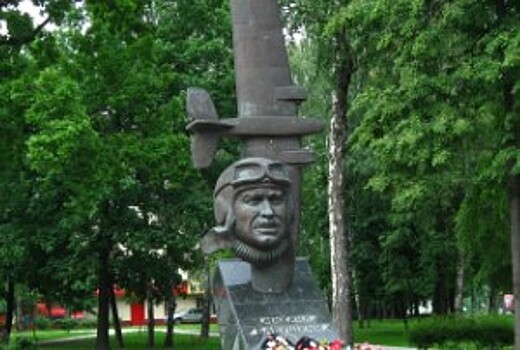 Уменьшенная копия памятника лётчику-полярнику Бабушкину пополнила экспозицию в ПКиО