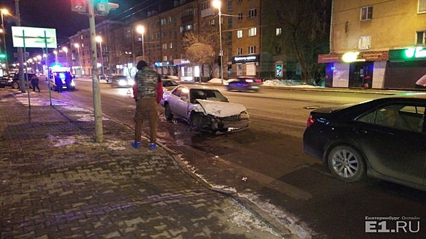 На перекрестке Малышева и Бажова столкнулись три авто. У пострадавшего черепно-мозговая травма