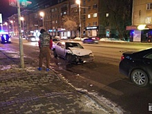 На перекрестке Малышева и Бажова столкнулись три авто. У пострадавшего черепно-мозговая травма