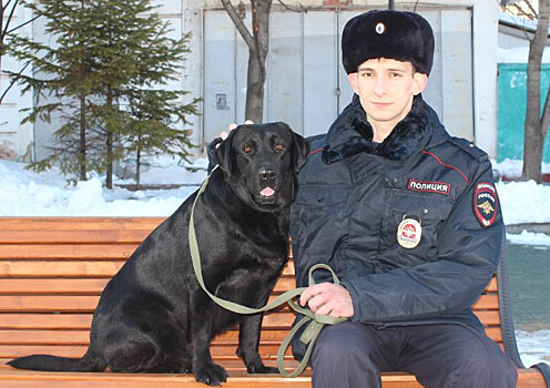 «Списали после службы»: Полицейский приютил брошенную собаку в Приморье