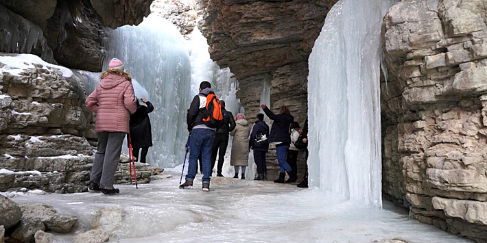 Замерзший водопад стал новым туристическим объектом в Азербайджане