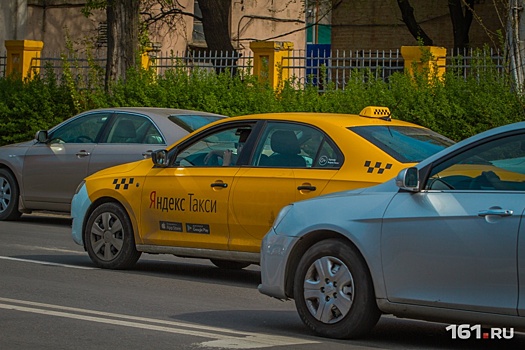 Дорожные разборки: в Ростове таксист «подвез» мужчину на двери своего автомобиля