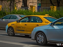 Дорожные разборки: в Ростове таксист «подвез» мужчину на двери своего автомобиля