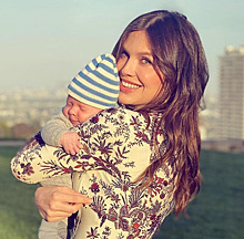 Почему все обсуждают фото Дарьи Жуковой с младенцем на руках?
