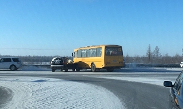 В Новом Уренгое внедорожник врезался в школьный автобус