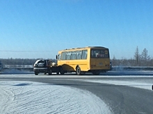 В Новом Уренгое внедорожник врезался в школьный автобус