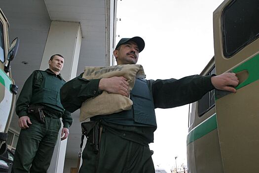 Инкассаторы завязали проволокой дверь машины: из неё выпал мешок денег