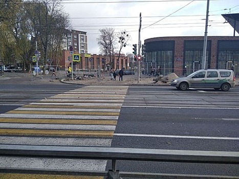 В центре Калининграда перенесли остановку, светофор и пешеходный переход 