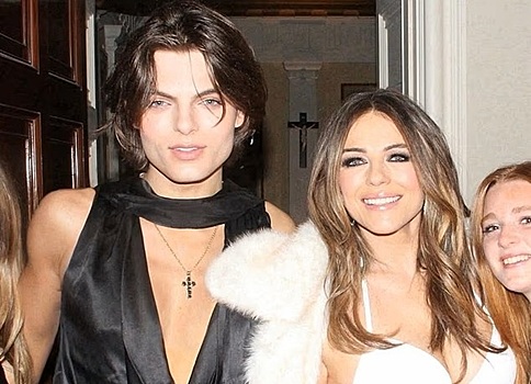 Элизабет Хёрли в 60 воспроизвела культовый образ девушки Бонда