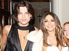 Элизабет Хёрли в 60 воспроизвела культовый образ девушки Бонда