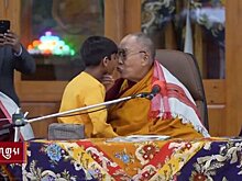 Далай-лама извинился за просьбу к мальчику "пососать его язык"