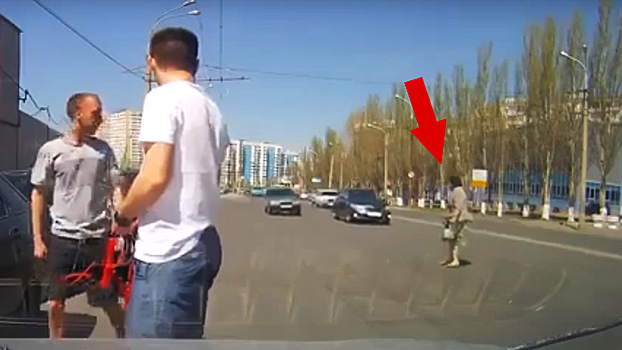 В сети появилось видео, как пешехода-нарушительницу едва не сбили 2 авто