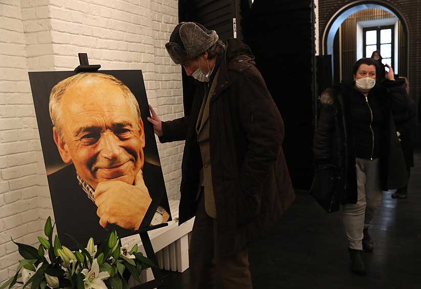 Актера похоронят на Троекуровском кладбище рядом с актерами Сергеем Юрским и Алексеем Булдаковым.