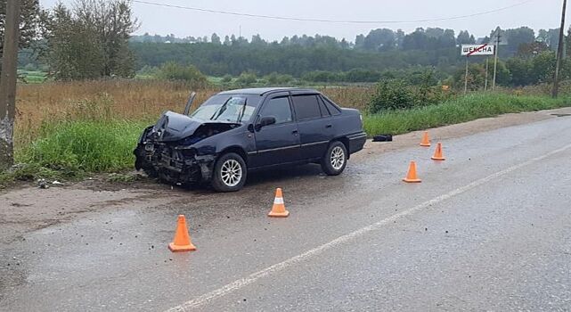 Вологжанин на автомобиле врезался в столб линии электропередач: пострадали четыре человека