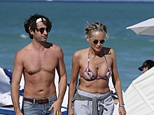 Шэрон Стоун встречает 60-летие в бикини и в обнимку с новым бойфрендом