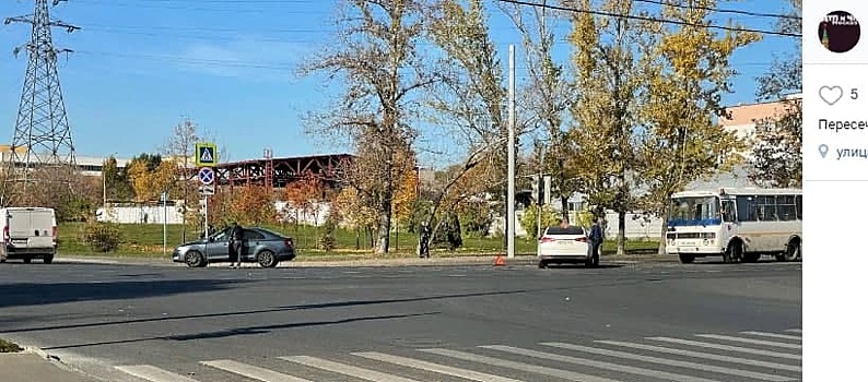 На Донецкой таксист не смог разъехаться с легковушкой