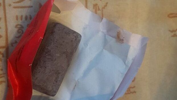 Живая еда: Покупательница показала на фото обнаруженного в конфете червяка