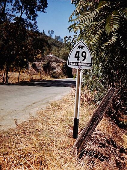 Знак на государственной калифорнийской трассе 49. 