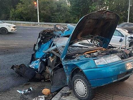 В Самаре в ДТП разорвало вазовскую легковушку