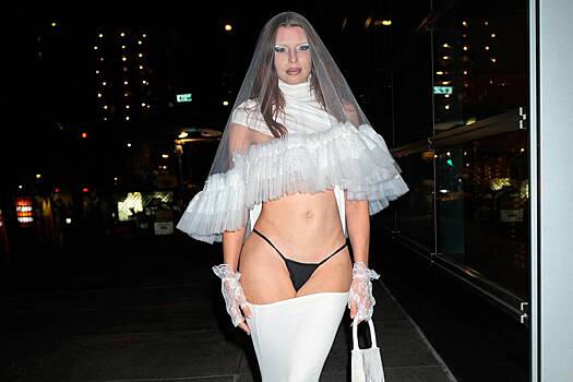 Джулия Фокс появилась на публике в свадебном платье с вырезом в районе трусов