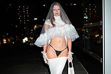 Джулия Фокс появилась на публике в свадебном платье с вырезом в районе трусов