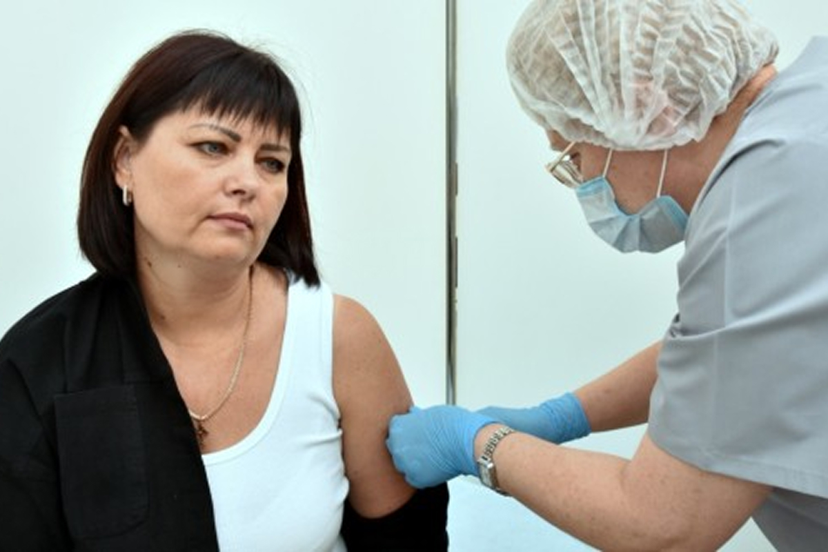 В Крыму идет массовая вакцинация от гриппа: Минздрав призывает прививаться в ТЦ и на работе
