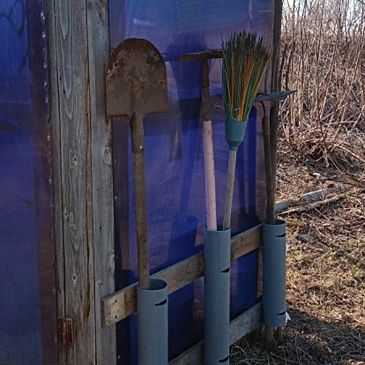 Как хранить грабли, лопату, метлу и другой садовый инвентарь с умом и удобством. Подробный мастер-класс
