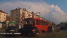 Опубликовано видео ДТП с трамваем, протаранившим легковушки в Казани