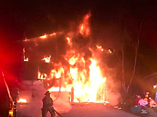 Tesla загорелась во время зарядки и сожгла дом