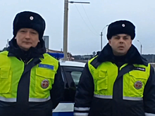 В Новосибирской области инспектора ДПС помогли с доставкой в больницу задыхавшегося младенца
