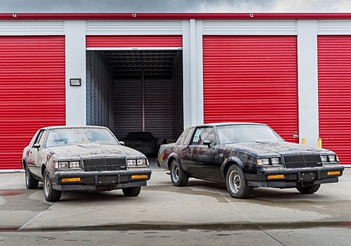 Два одинаковых «Бьюика» 30 лет простояли в гараже. Теперь их продают