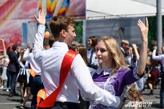 Последний школьный танец: в Оренбурге состоялся шестой «Весенний бал»