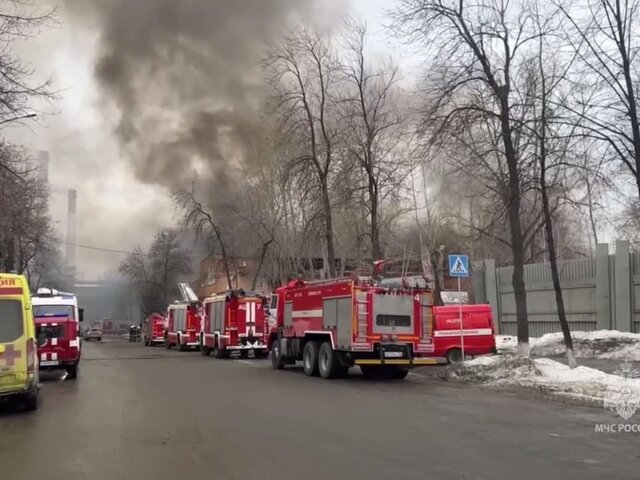 Площадь пожара в цехе в Екатеринбурге выросла до 4,5 тыс. квадратных метров