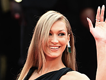 Белла Хадид снялась в комбинезоне с короткими шортами и босоножках