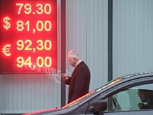 70 рублей за доллар: как август повлияет на курс нацвалюты