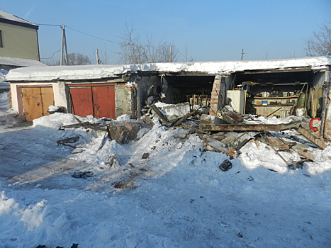Кузбассовец вырвал металлические ворота с чужих гаражей