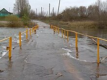 По мосту в Грабове трудно ходить и ездить, даже когда он не затоплен