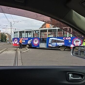 На Красрабе трамвай сошел с рельсов и перегородил дорогу