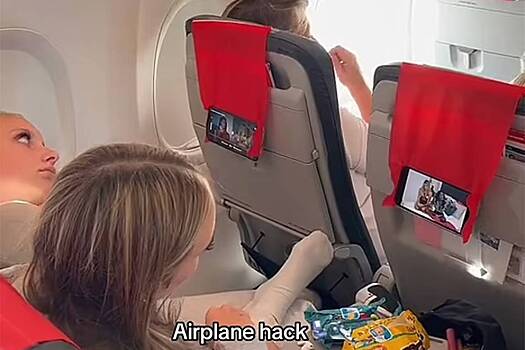 Пассажирка нашла способ смотреть кино в самолете и возмутила пользователей сети