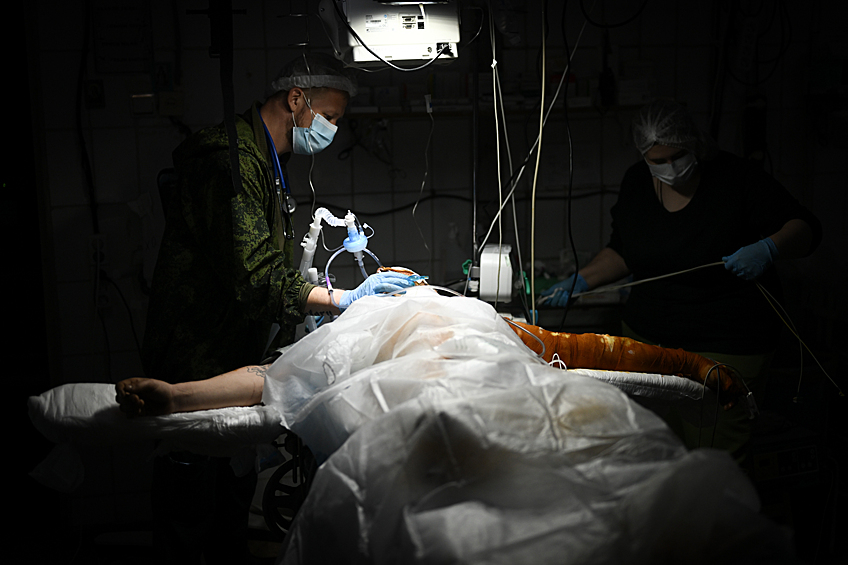 Военно-полевые хирурги проводят операцию в прифронтовом госпитале спецназа "Ахмат" на Артемовском направлении в зоне проведения СВО, ноябрь 2023 года