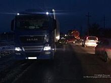 В Волгограде легковое авто влетело в фуру, пострадал мужчина