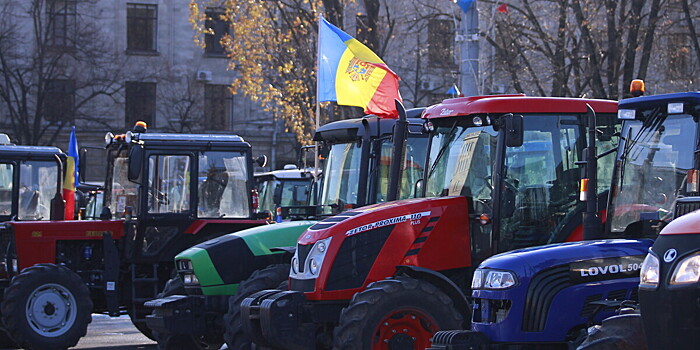 Тракторы вместо новогодней ели: к чему привела трехнедельная акция на главной площади Кишинева?