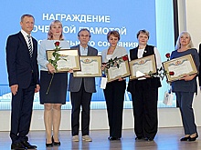 Педагогов школ и гимназий Екатеринбурга наградили почетными грамотами областного Заксобрания