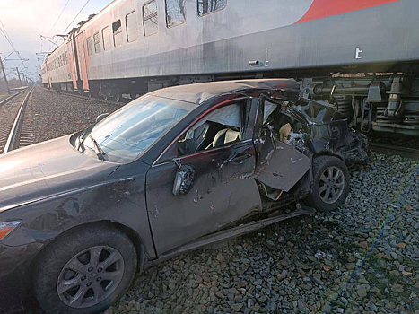 Электропоезд в Кузбассе протаранил легковой автомобиль