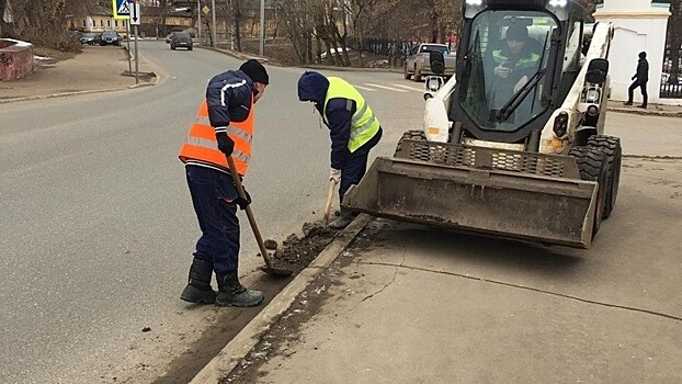 С кировских улиц начали убирать мусор и грязь