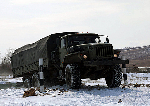 В Республике Бурятия с военнослужащими ВВО состоялось занятие по вождению колесной техники в сложных метеоусловиях