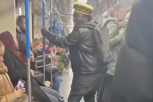 Танец темнокожего мужчины в вагоне метро попал на видео
